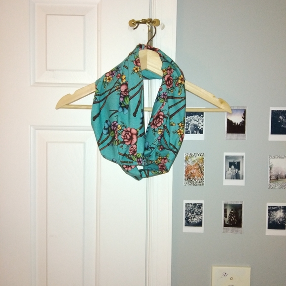 Multipurpose Blue Floral Scarf 💙 - Picture 4 of 4